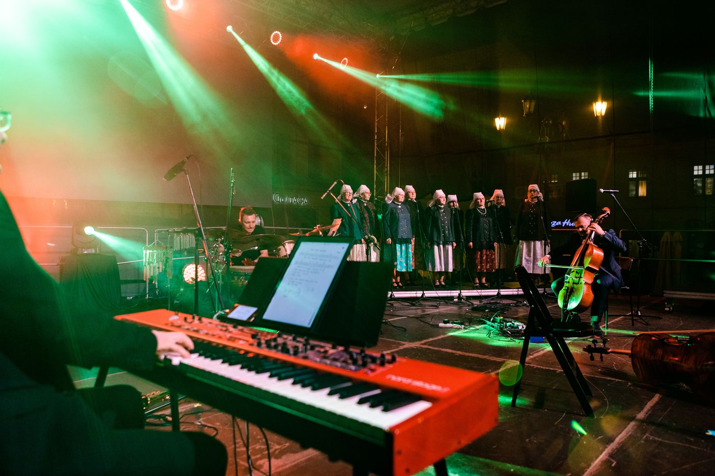 Koncert na scenie podczas otwarcia Edukatorium Juliusz