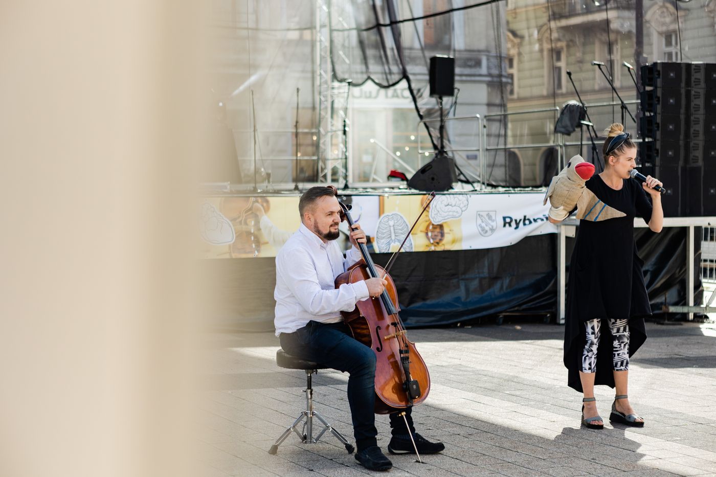 Koncert wiolonczeli i śpiewu w rynku