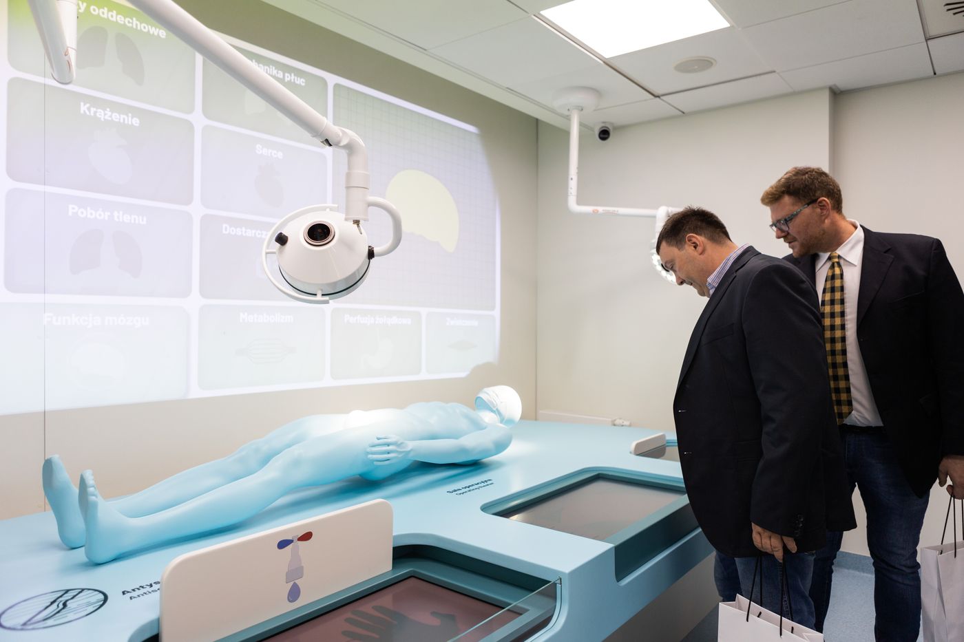 Goście przy interaktywnym stanowisku anatomicznym