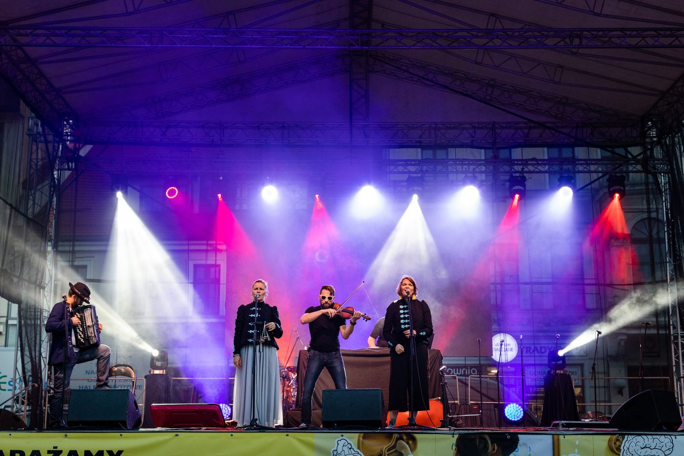 Koncert na scenie w rynku