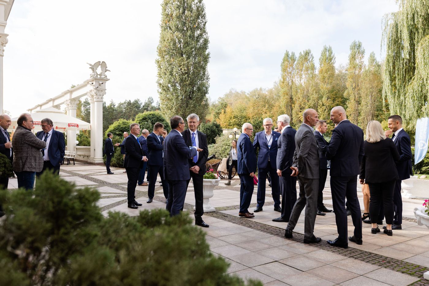 Uczestnicy na tarasie hotelu w przerwie
