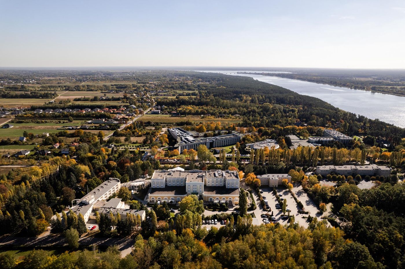 Hotel i Zalew Zegrzyński z drona
