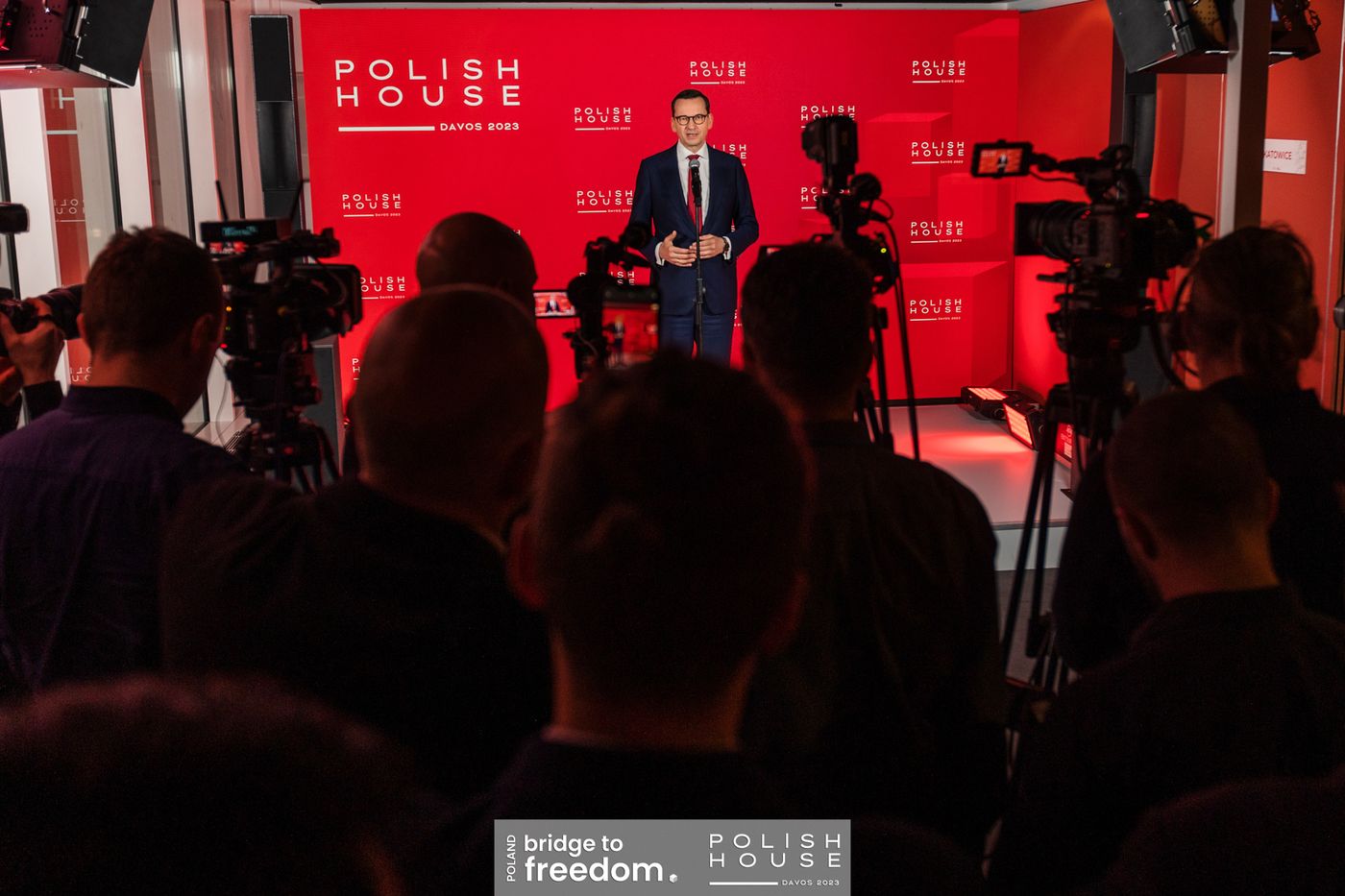 Konferencja prasowa, na pierwszym planie ekipy z kamerami