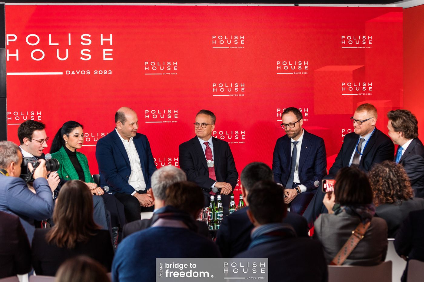 Panel dyskusyjny na czerwonej scenie Polish House