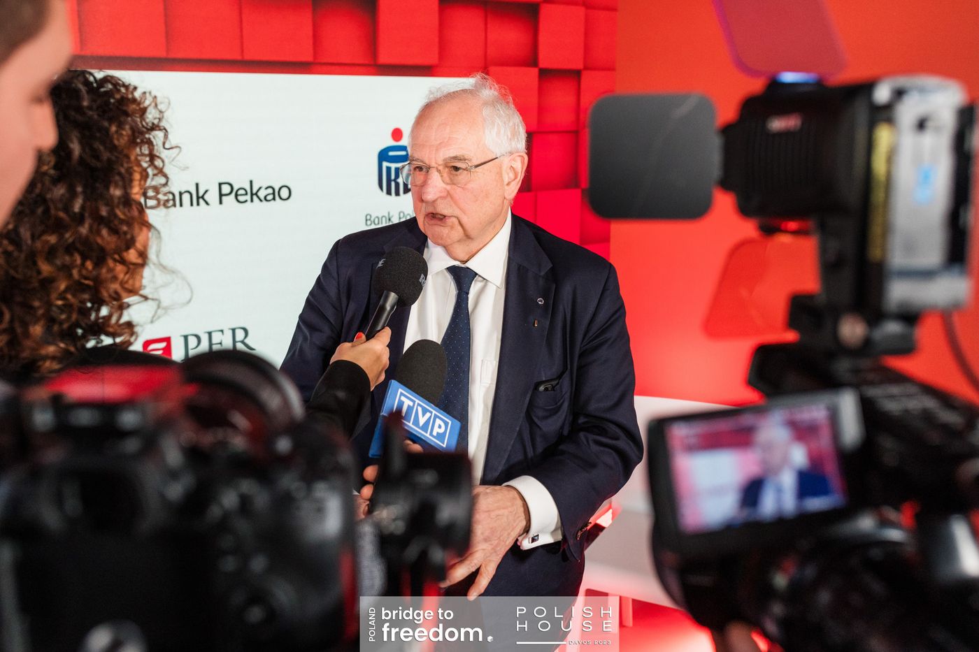 Wywiad dla telewizji przy ściance partnerów