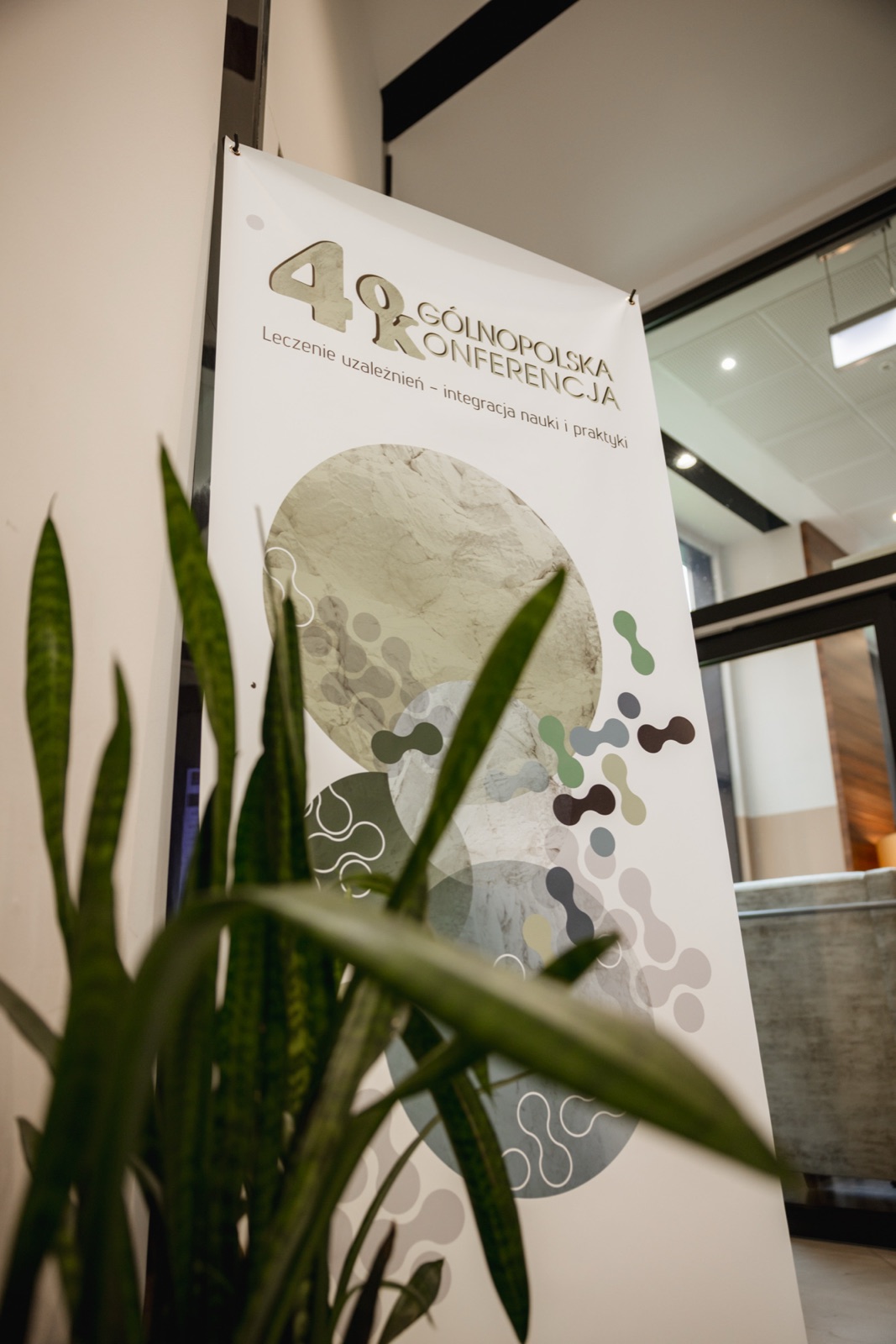 Roll-up z grafiką konferencji w holu hotelu